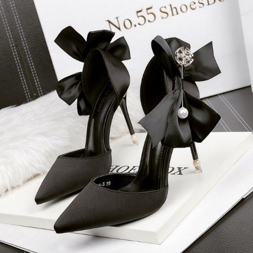 Pointed high heels Black